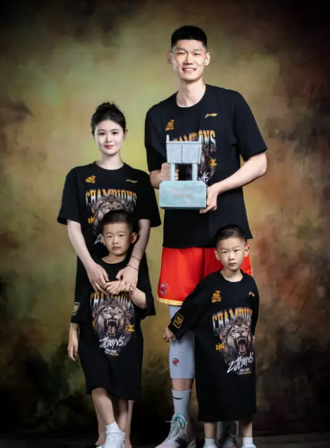 胡金秋一家, 老婆也很漂, 老婆也很漂